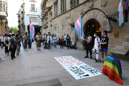 Concentració contra la LGTBI-fòbia, el 17 de març passat a la plaça Paeria de Lleida.