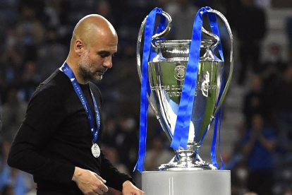 Los jugadores del Chelsea celebran eufóricos la conquista de la segunda Champions League de su historia.