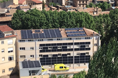 Les plaques solars que s’han col·locat als laterals i la teulada del centre sanitari.