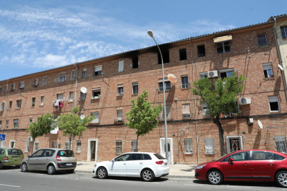 El incendio afectó a una vivienda del número 42 de la calle Cardenal Cisneros, en la Mariola. 