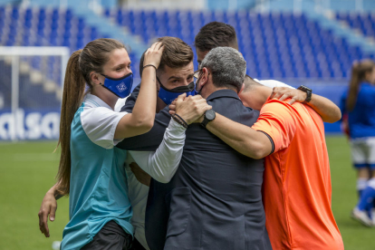 Roger Lamesa és consolat per part del seu staff a l’esclafir a plorar al finalitzar el partit.