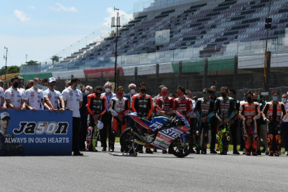 Fabio Quartararo va pujar el podi com a guanyador del Gran Premi d’Itàlia i mirant al cel va dedicar la victòria al jove suís Jason Dupasquier.