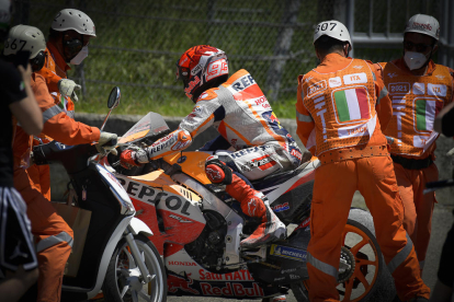 Fabio Quartararo subió al podio como ganador del Gran Premio de Italia y mirando hacia el cielo le dedicó la victoria al joven suizo Jason Dupasquier.