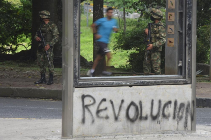 Soldados custodian las calles de Cali, en Colombia. 