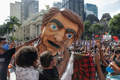 Manifestantes sostienen una cabeza gigante que representa al presidente de Brasil Jair Bolsonaro en la protesta en Río de Janeiro. 