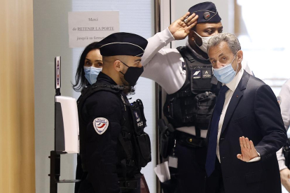 Nicolas Sarkozy en el moment d’arribar ahir als jutjats de París.