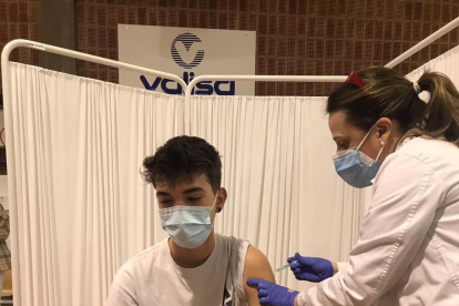 Un estudiante de la UdL recibe la vacuna en el Onze de Setembre.