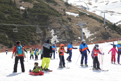 Algunos de los esquiadores que visitaron ayer las pistas de Boí Taüll. 
