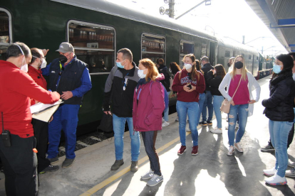 Un grup de viatgers abans de pujar al tren històric a l’estació de Lleida-Pirineus en el seu primer trajecte de la temporada.
