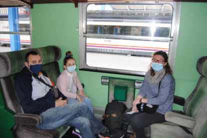 Un grupo de viajeros antes de subir al tren histórico en la estación de Lleida Pirineus en su primer trayecto de la temporada. 