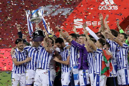 Mikel Oyarzabal levanta la Copa junto a sus compañeros de la Real Sociedad, equipo que conquistó su tercer título en este torneo después de 34 años.