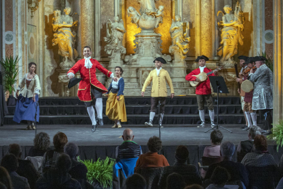 El públic familiar també va participar en l’espectacle ‘Viatges de Gulliver’, de Symbiotic Duo.