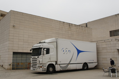 El camión de la empresa SIT Expedición Arte y Seguridad, aparcado ayer junto al Museu de Lleida.