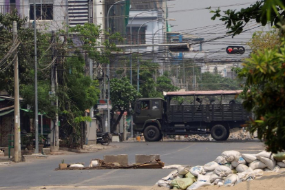 Patrulles de militars birmans als carrers de Rangun.