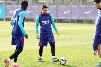 El Barça confía en Messi, en la imagen durante el entrenamiento del lunes, para lograr la remontada.