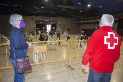 Imatge de la vacunació ahir a Tàrrega a persones d’entre 60 i 65 anys.