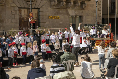Los ‘cantaires’ más pequeños deleitaron al público con estas canciones tradicionales ayer desde la plaza Major de Cervera. 