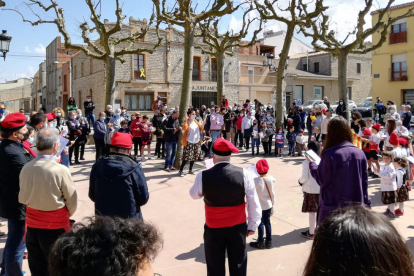 Los ‘cantaires’ más pequeños deleitaron al público con estas canciones tradicionales ayer desde la plaza Major de Cervera. 