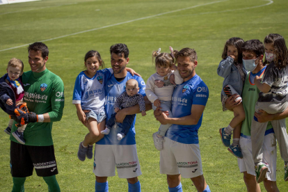 Pau Torres, José Ruiz, Marc Martínez i Abel Molinero van posar després del partit amb els seus fills.