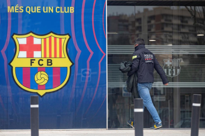 Un agente entra el pasado lunes en las instalaciones del FC Barcelona.