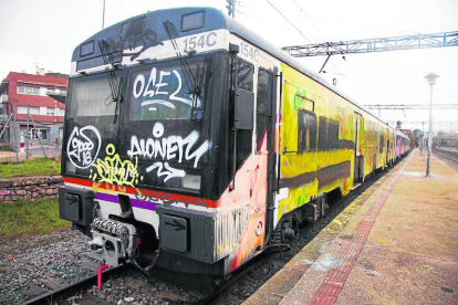 Imagen de archivo de un tren afectado por grafitis en la estación de Cervera. 