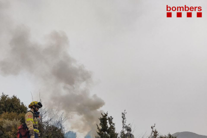 Bomberos hicieron ayer una quema en Sarroca de Bellera.