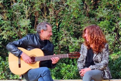 El guitarrista y escritor Josep Manel Vega, afincado en Os de Balaguer, y la actriz Àngels Bassas.