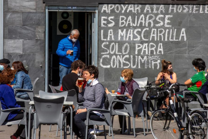 Eloqüent cartell a la porta d’un bar de Vitòria pel temor de noves restriccions al País Basc.