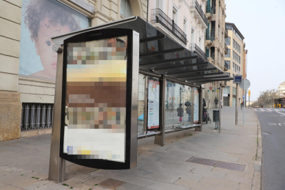 Imagen de una de las marquesinas publicitarias,  que están en paradas de autobuses y también en diversos puntos de la ciudad.