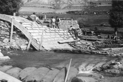 Imagen de la construcción de la presa hidroeléctrica de les Vall d’Àneu, en la década de los 50.