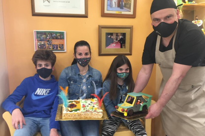 Premio de las redes - La Rosa Peguero, ganadora del sorteo de Facebook, y sus dos hijos posan con el pastelero de la Noguera.