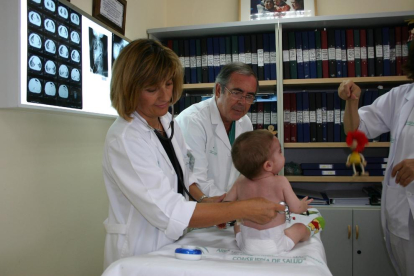 Imatge d’arxiu d’un nadó en una consulta pediàtrica.