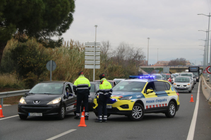 Mossos en un control de mobilitat a Tarragona.