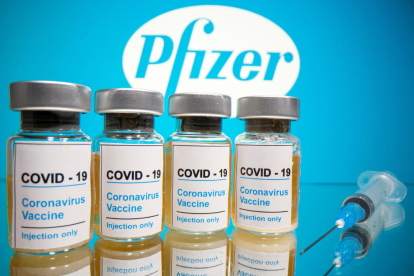 Viales con la etiqueta de la vacuna contra el coronavirus de Pfizer.