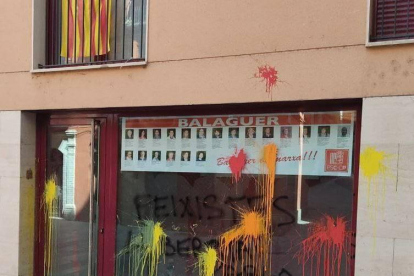 Atacan con pintura la sede del PSC en Balaguer para reclamar la libertad de Pablo Hasel
