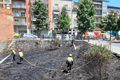 Els Bombers, ahir al foc a l’avinguda Pau Clarís de la Seu.
