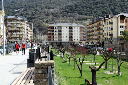 Un parc infantil de Sort sense nens al estar tancat per l'augment de casos de la covid-10 a la capital del Pallars Sobirà.