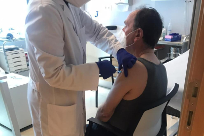 Vacunación ayer en Alcoletge a una persona de entre 70 y 79 años. 