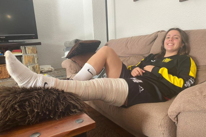 Regina Flix, ayer en su domicilio de Vila-sana, con la pierna izquierda inmovilizada.