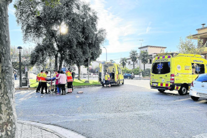 El SEM atendiendo al herido en el atropello de Balaguer. 