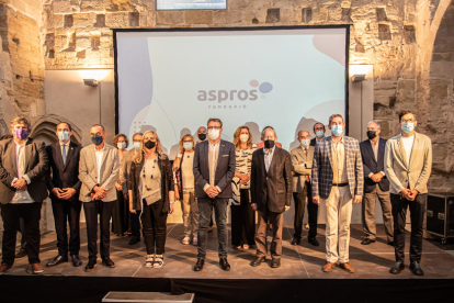 Els 12 membres del primer consell assessor d’Aspros, amb les autoritats que van assistir a l’acte de presentació ahir a la Seu Vella.