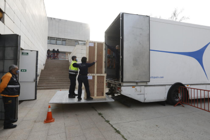 El director del Museu de Lleida, Josep Giralt (a l’esquerra), va ‘acompanyar’ l’art fins a l’últim moment, fins que el camió va marxar.