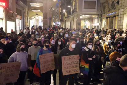Els manifestants, convocats per Dones a Escena, van omplir ahir a la tarda la plaça Paeria per visibilitzar els casos d’abusos a l’Aula.