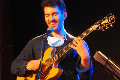 El guitarrista Sean Clapis, en el concierto que ofreció en Lleida.