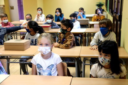Imatge d'arxiu d'una aula amb tots els alumnes amb mascareta a l'escola de Salardú, a la Val d'Aran.