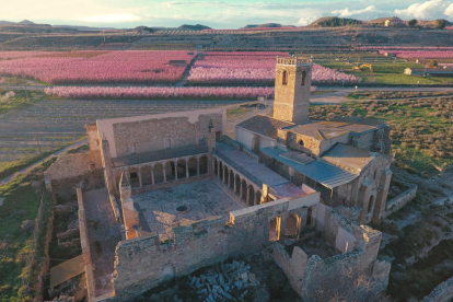 Vista aérea del monasterio de Avinganya, en el Baix Segre.