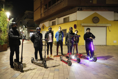Diversos usuaris de patinets, ahir a Lleida.