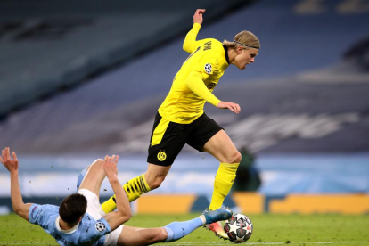 Haaland, del Borussia Dortmund, supera Ruben Dias, del City, en una acció del partit d’ahir.
