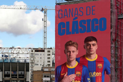 “Ganas de Clásico”  -  El Barça transmitió ayer sus “ganas de clásico” con un fotomontaje basado en la gran lona que Joan Laporta expuso durante la campaña electoral en los aledaños del estadio Santiago Bernabéu. 
