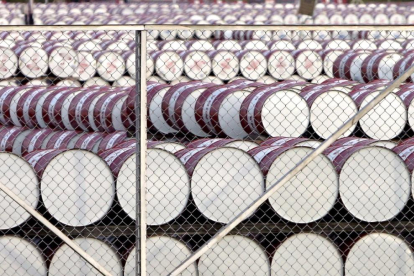Barriles de petróleo almacenados en un depósito.